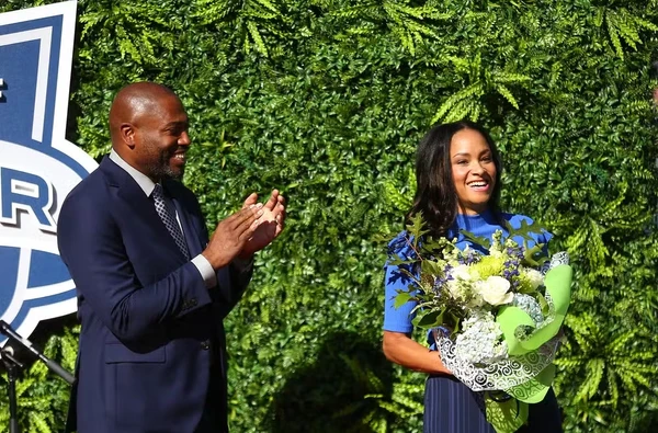 Shaun Alexander e a esposa, Valerie Alexander, em 2022  por Reprodução/Getty Images