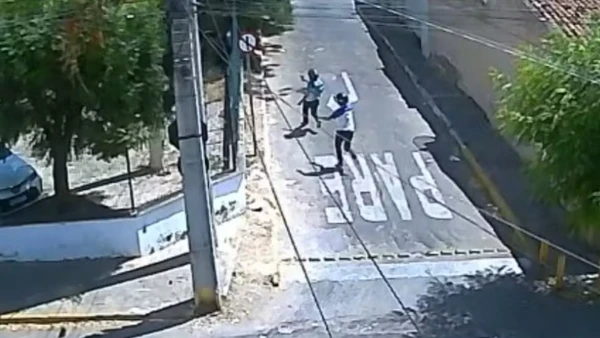 Suspeitos chegaram de moto à escola