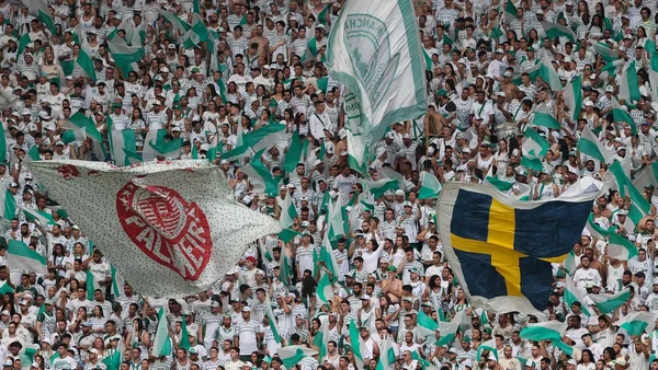 Torcida do Palmeiras com bandeiras no Allianz Parque por Cesar Greco/Palmeiras