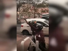 Imagem - Homens roubam celulares e trocam tiros com guarda em condomínio