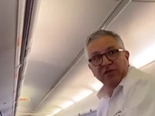 Imagem - Ministro da Saúde socorre passageira que passou mal em avião; veja