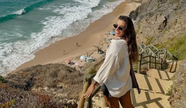 Natural do Rio de Janeiro, Flávia era bióloga, cientista e doutora em ecologia. Em suas redes sociais, se apresentava como apaixonada por viagens e se orgulhava de já ter conhecido 50 países por Reprodução/Redes Sociais 