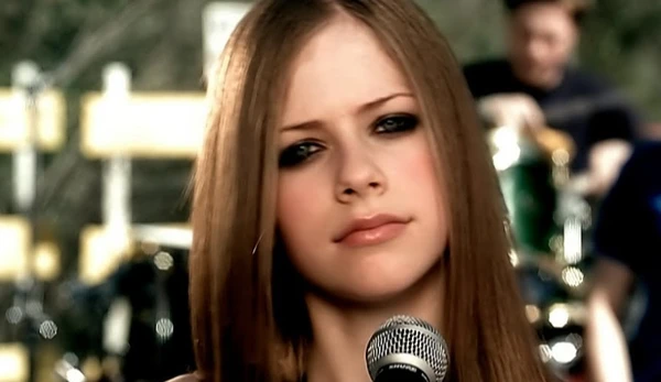 Conhecida por hits como “Complicated”, “My Happy Ending” e “Girlfriend”, a canadense marcou uma geração e segue influenciando artistas até hoje por Reprodução/Youtube 