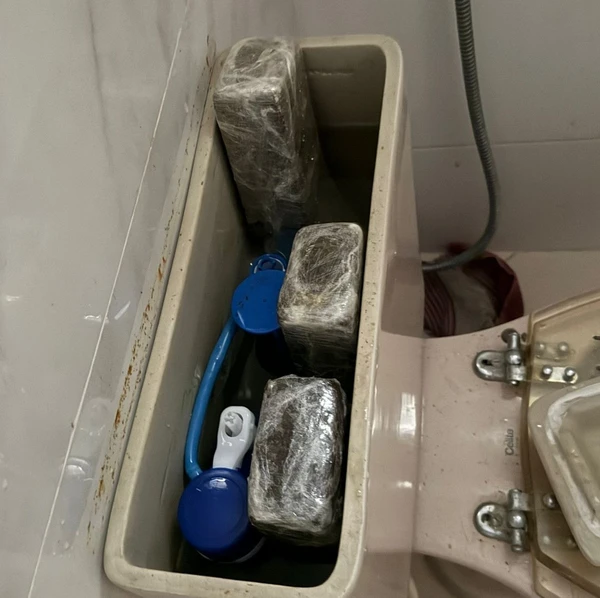 Droga foi encontrada em vaso sanitário por Divulgação