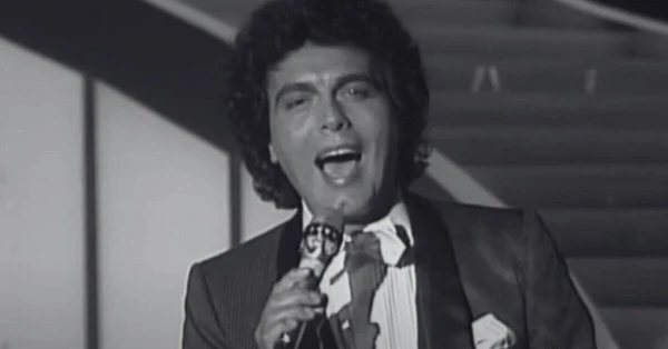 Julio Iglesias italiano sofreu hemorragia cerebral por Reprodução/Youtube