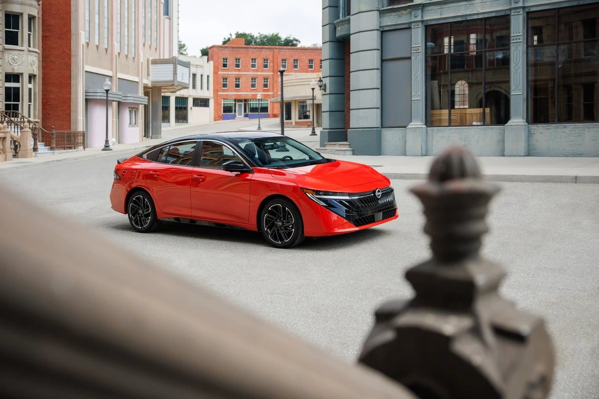 Apesar da ascensão dos SUVs, os sedãs ainda resistem e a Nissan lançou a nova geração do Sentra