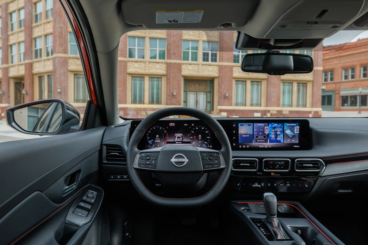 A cabine segue o mesmo estilo do novo Kicks por Divulgação