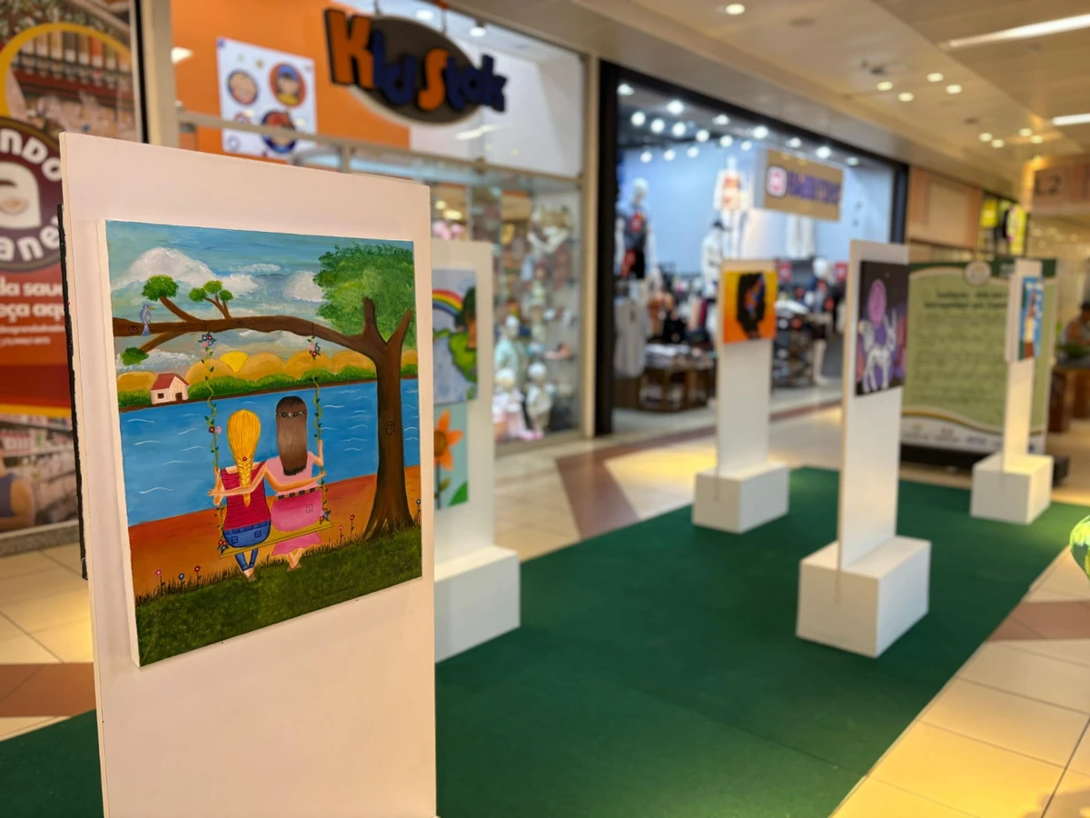 Obras ficam expostas no shopping