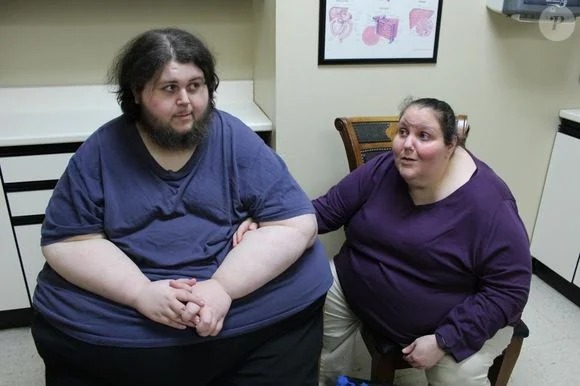 Um dos principais pilares em sua jornada foi a namorada, Amanda, que já havia perdido um parceiro para a obesidade e não queria viver a mesma dor novamente. Ao lado dele, foi fundamental para que, em menos de um ano, Tommy conseguisse perder quase 100 quilos por Reprodução/Record
