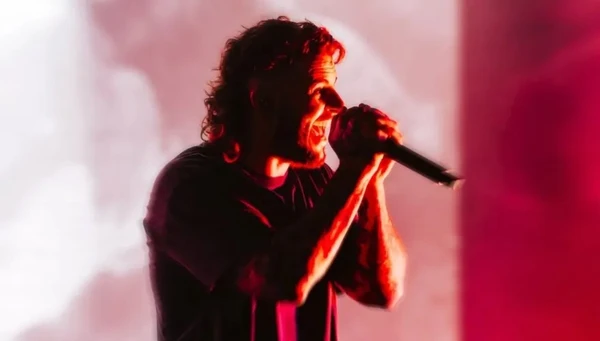 Vocalista M. Shadows em show do Avenged Sevenfold no festival Louder Than Life, no Kentucky Expo Center, na cidade de Louisville, nos Estados Unidos  por Divulgação 