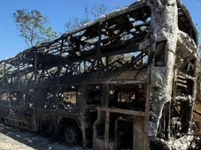 Imagem - Ônibus que transportava time de futebol pega fogo e fica completamente destruído