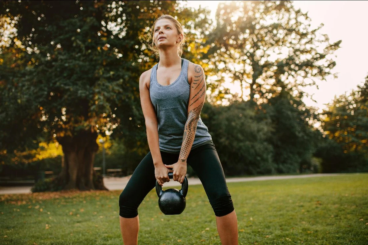 Atividades ao ar livre como caminhada são excelentes para o bem-estar por Shutterstock