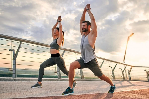 Atividades ao ar livre como caminhada são excelentes para o bem-estar por Shutterstock