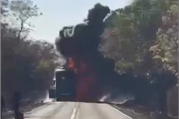 Incêndio atingiu ônibus da  Associação Esportiva Paracatu por Reprodução/Redes sociais