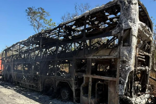 Incêndio atingiu ônibus da Associação Esportiva Paracatu