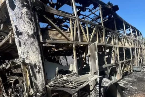 Incêndio atingiu ônibus da Associação Esportiva Paracatu por Reprodução/Redes sociais