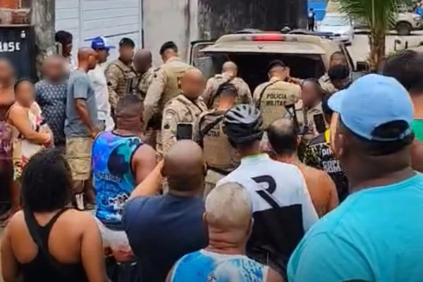 Moradores acompanharam o momento em que as vítimas são colocadas na viatura por Reprodução/Redes sociais