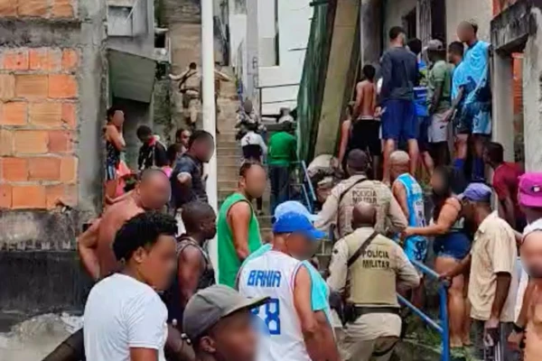 Moradores acompanharam o momento em que as vítimas são colocadas na viatura por Reprodução/Redes sociais