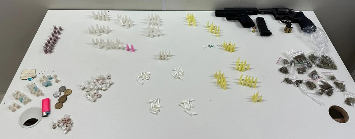 PM alega que as vítimas foram encontradas com armas e drogas por Divulgação/Polícia Militar