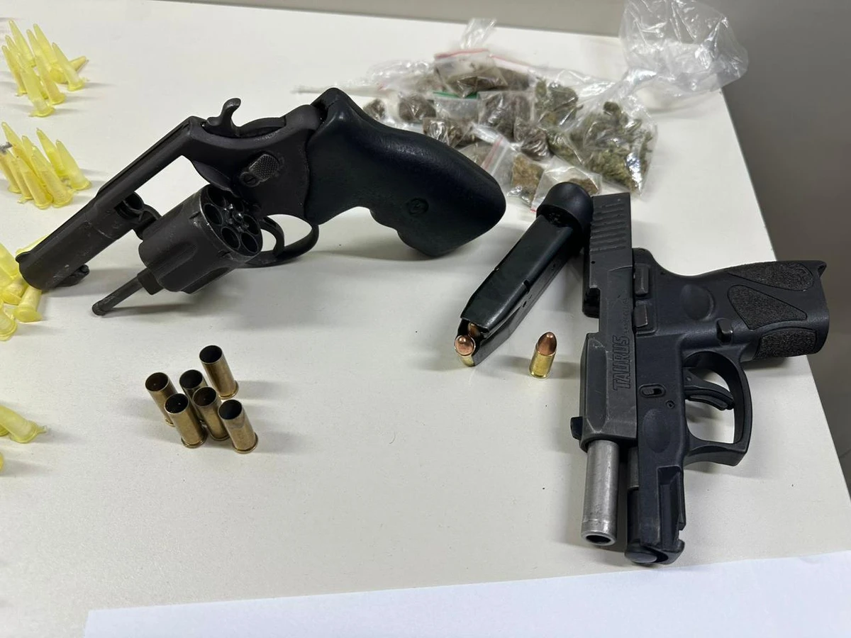 PM alega que as vítimas foram encontradas com armas e drogas por Divulgação/Polícia Militar