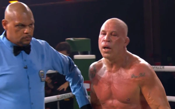 Popó venceu Wanderlei Silva, que foi desclassificado; luta teve briga generalizada por Reprodução