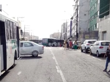 Imagem - Ônibus é atravessado por suspeito para bloquear tráfego no Nordeste de Amaralina