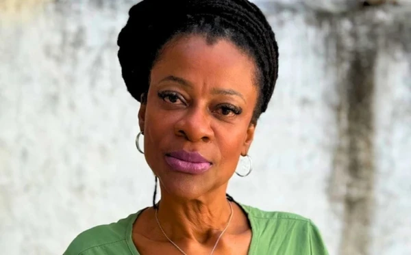 Claudia Souza emociona ao revelar dificuldade com leitura e recebe apoio dos fãs