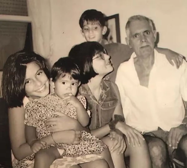 Cleo com a irmã Anttónia e o avô materno, Antônio Carlos Pires por Reprodução/Instagram