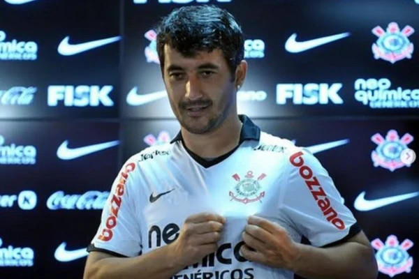 Douglas sendo apresentado no Corinthians