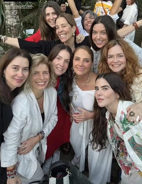 Heloísa Périssé celebra cura do câncer com festa ao lado de amigos famosos por Reprodução/Redes Sociais 