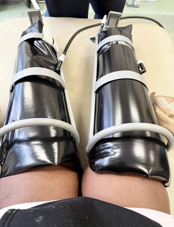 Ketia Moponda foi diagnosticada com doença meningocócica por Reprodução /  SWNS