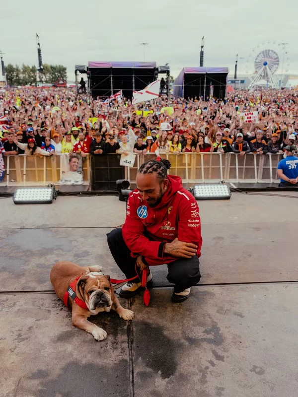 Lewis Hamilton e Roscoe por Reprodução