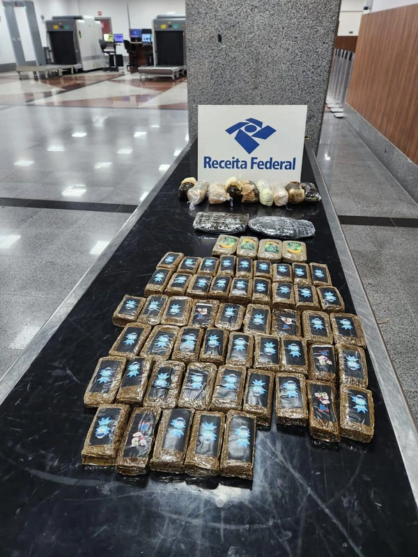 Mais de 50 pacotes da droga foram apreendidos