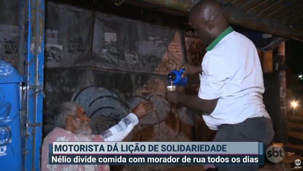Motorista de ônibus compartilha, todos os dias, seu lanche com senhor em situação de rua