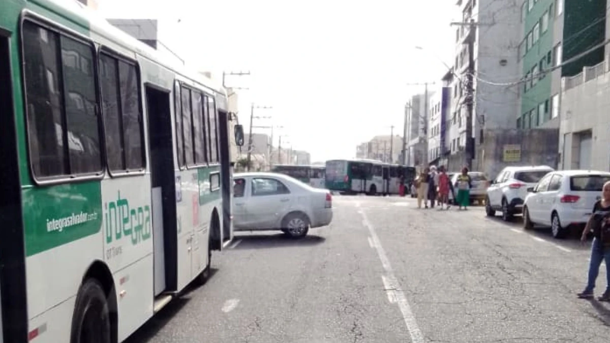 Ônibus ficou atravessado em Amaralina