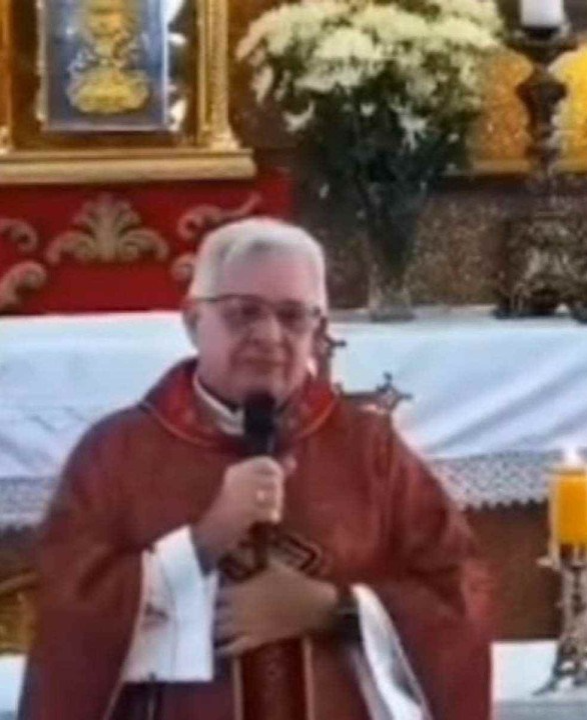 Padre Acúrcio critica presença de cães na igreja durante missa por Reprodução/Redes Sociais 