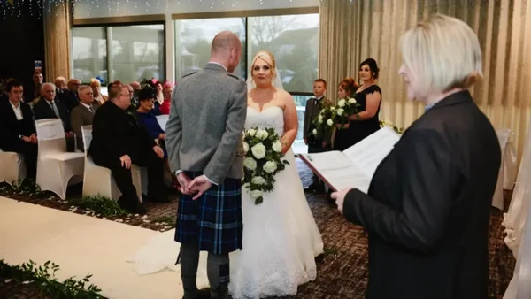 Quase quatro anos depois, o misterioso “penetra” do casamento dos Wylie finalmente foi identificado por Reprodução