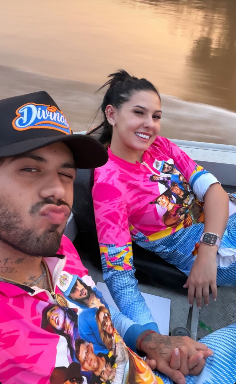 Zé Felipe e Ana Castela de mãos dadas por Reprodução / Instagram