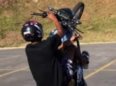 Imagem - O que é 'grau de rua'? Moda na periferia de empinar moto pode ser regulamentada