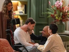 Imagem - ‘Vale Tudo’: Globo divulga fotos do reencontro da família Roitman com Leonardo, filho escondido por Odete