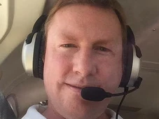 Imagem - Chocado, pai se recusa a acreditar que filho morreu em acidente com avião cheio de cocaína