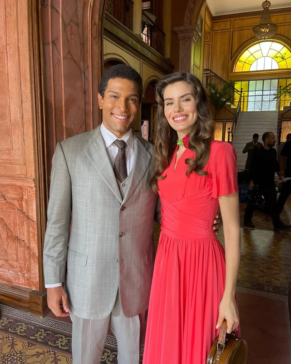 Ao lado de Camila Queiroz em Amor Perfeito por Divulgação
