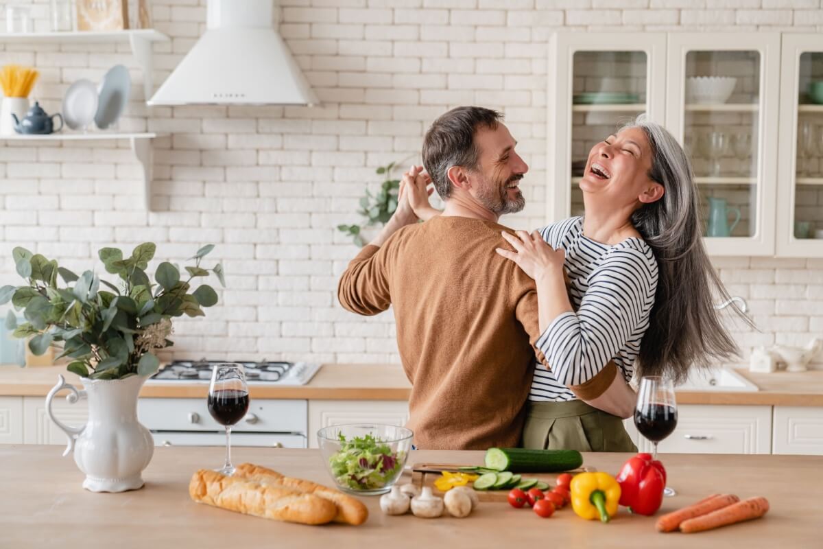 Atividades compartilhadas, como cozinhar, caminhar, praticar esportes ou hobbies, fortalecem a cumplicidade (Imagem: Inside Creative House | Shutterstock)