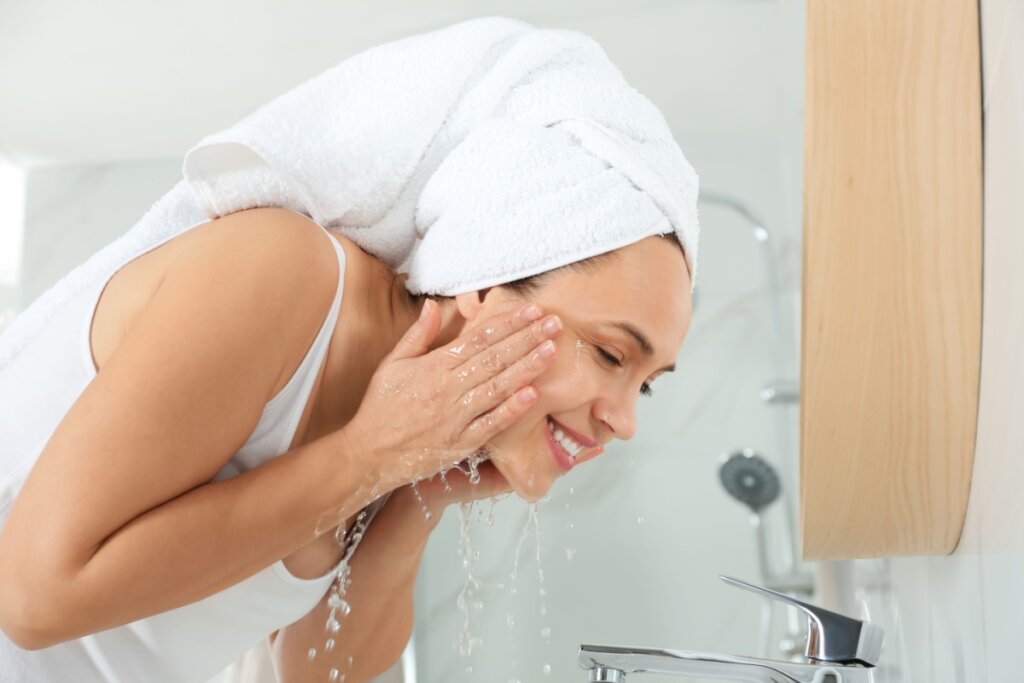 É importante manter uma limpeza suave da pele, lavando o rosto duas vezes ao dia (Imagem: New Africa | Shutterstock)
