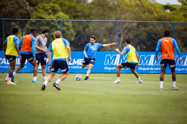 Elenco do Bahia treinando em preparação para encarar o Bahia