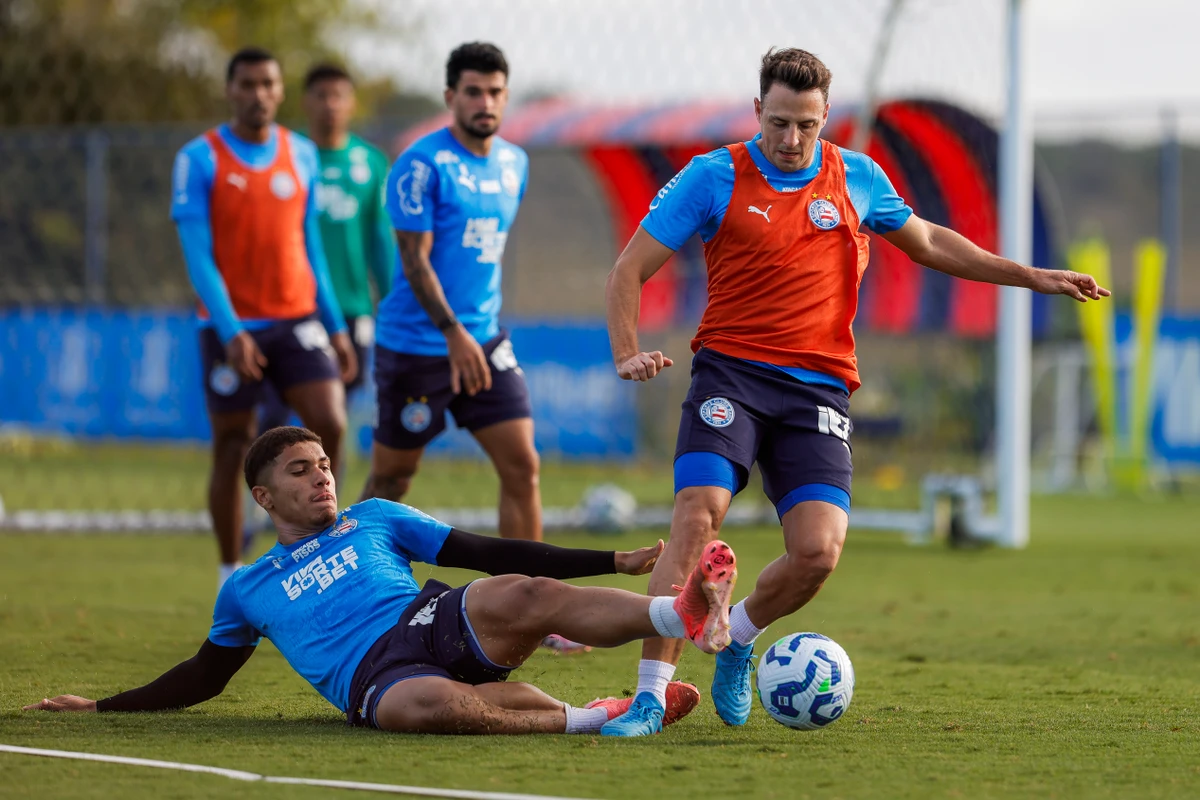 Elenco do Bahia treinando em preparação para encarar o Botafogo