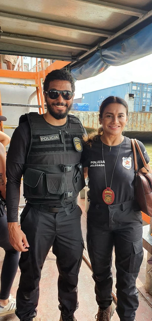 Guto Galvão e Dira Paes nos bastidores de Manas por Divulgação