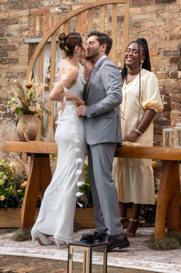 Pela segunda vez, Val Benvindo é a celebrante do reality show “Casamento às cegas”, da Netflix por Alexandre Pissaro