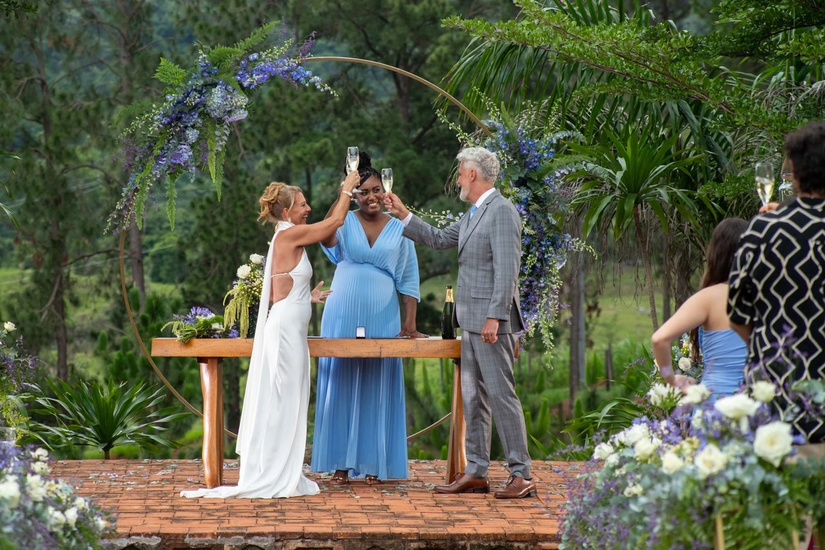 Pela segunda vez, Val Benvindo é a celebrante do reality show “Casamento às cegas”, da Netflix