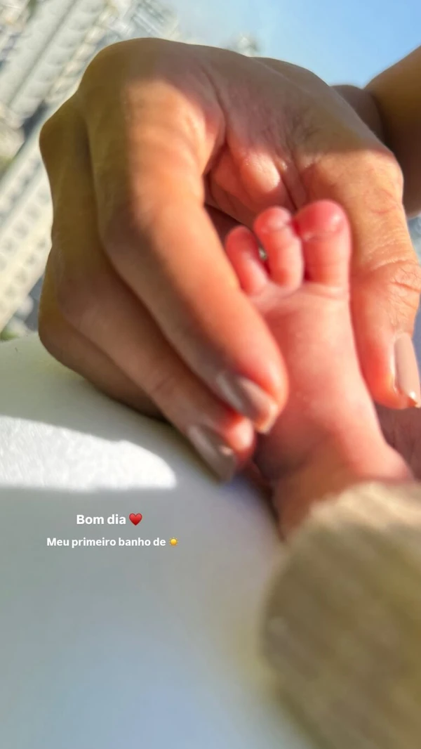 Primeiro banho de sol de Bento, filho de Carol Peixinho e Thiaguinho